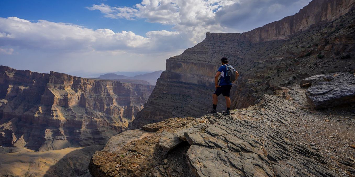 hike through oman grand canyon adventurous things to do in oman instaomanvisa